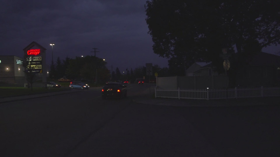 Spokane neighbor reacts to losing power in wind, dust storm [Video]