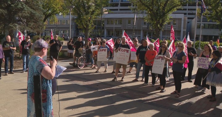 Education workers rally in Saskatoon over violence in Saskatchewan schools [Video]