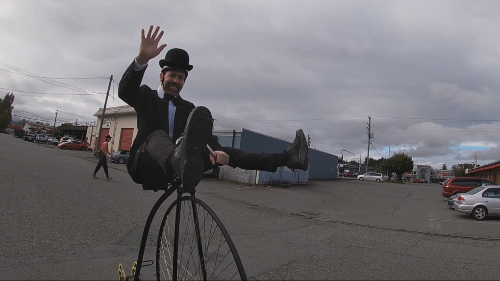 Sawatsky Sign-Off: B.C. man inspires smiles with penny-farthing bike [Video]