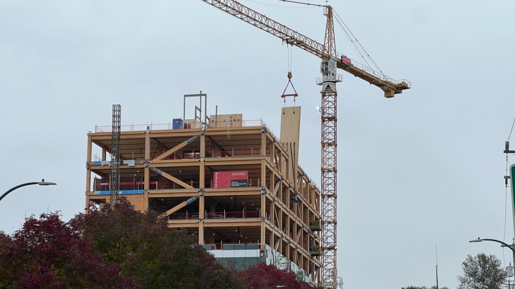 Vancouver police block traffic due to ‘unstable crane’ [Video]