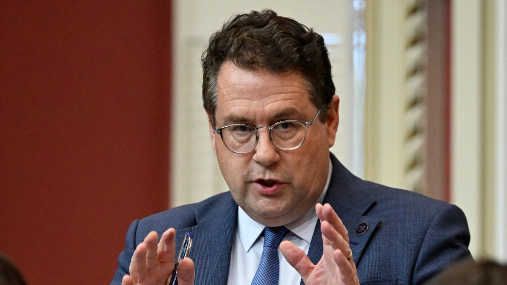 Minister Bernard Drainville opens the door to paid internships [Video]