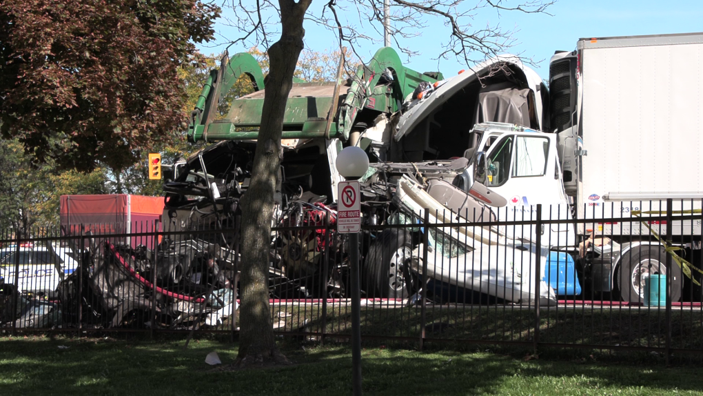 Mississauga crash leaves 1 dead, another injured [Video]