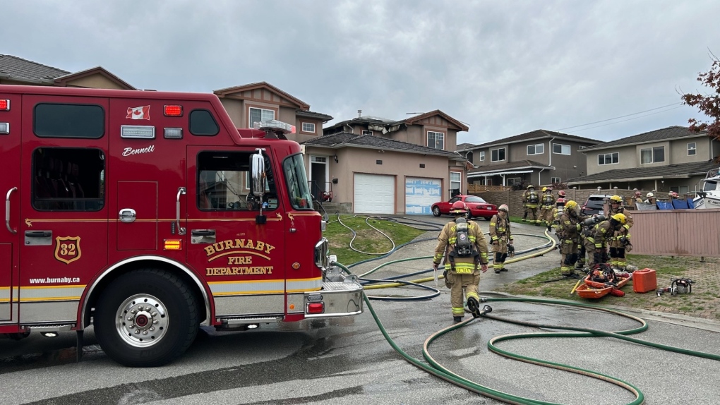 Burnaby firefighters douse duplex blaze [Video]