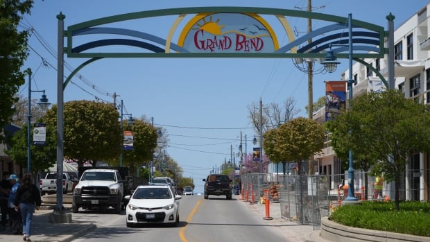 Planned unsanctioned car meet a no-show amid heavy police presence in Grand Bend [Video]