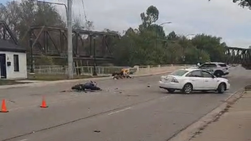 Serious car and motorcycle crash closes Oxford Street [Video]