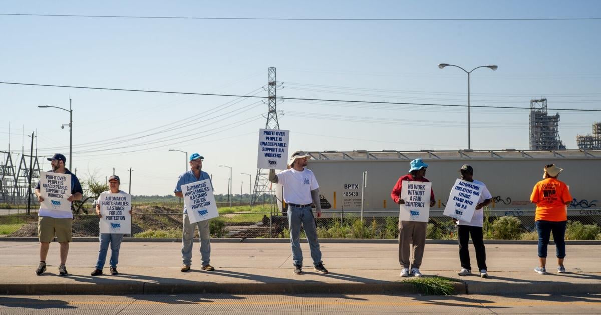 Dockworkers may have the negotiating advantage in their strike against US ports [Video]