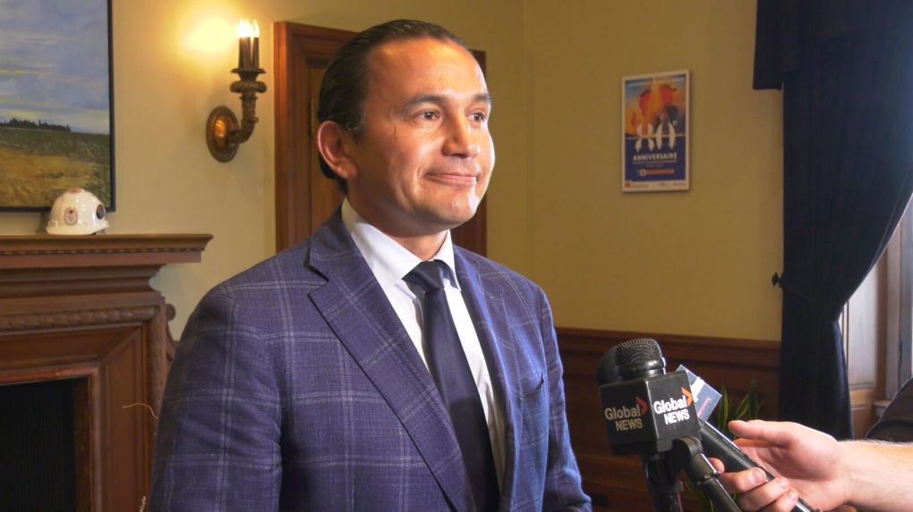 Wab Kinew apologizes to defence lawyers as legislature session resumes [Video]