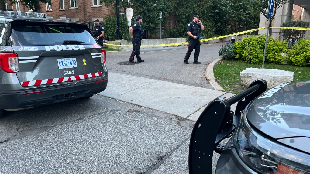 Toronto cop rushed to hospital after being shot [Video]