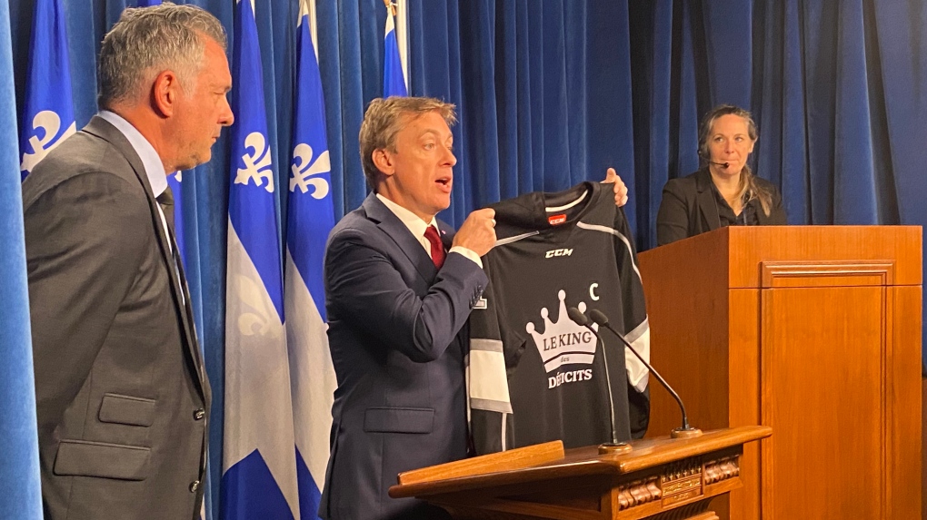 Quebec Liberal Party gives Legault a King of Deficits jersey [Video]