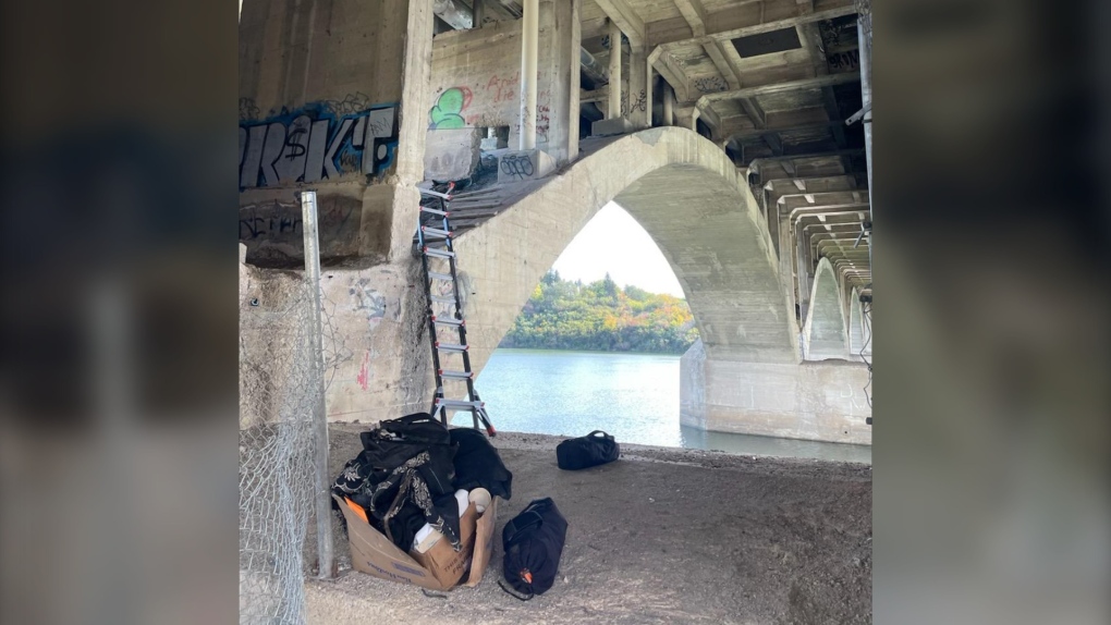 Saskatoon police arrest a homeless person at the scene of an encampment fire [Video]