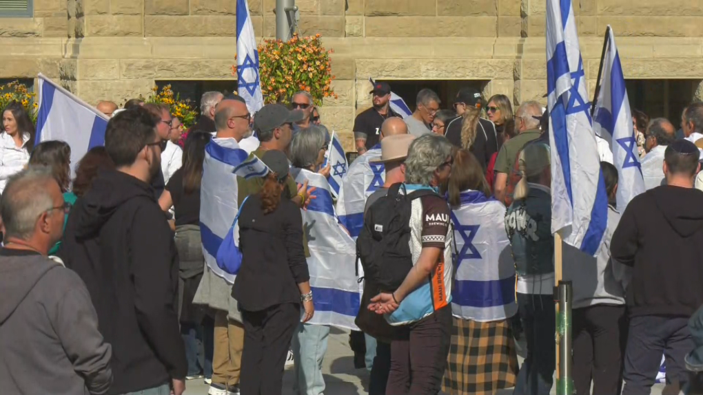 Palestinian, Israeli rallies held at Calgary city hall Sunday [Video]