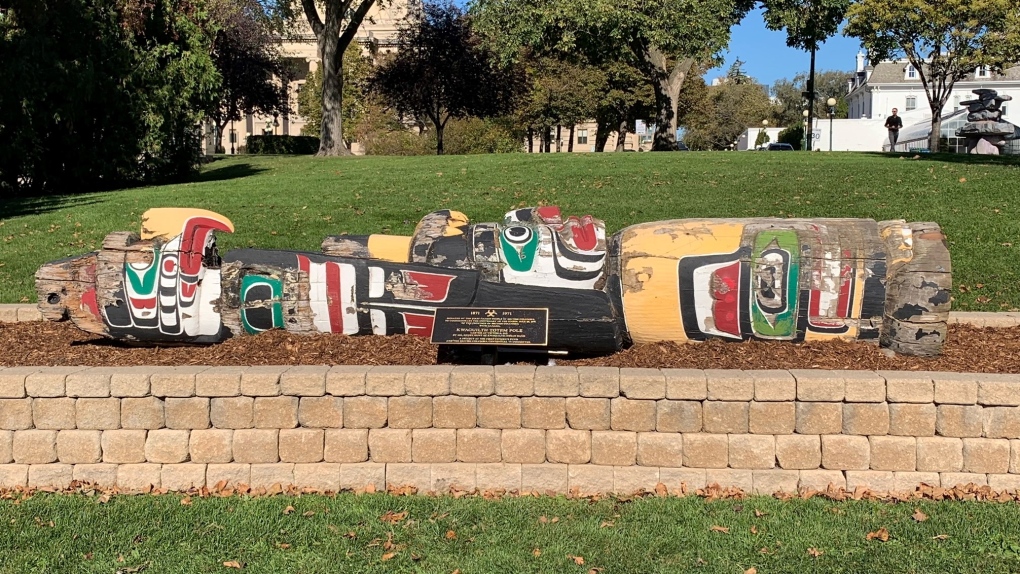 Manitoba legislature totem pole removed [Video]