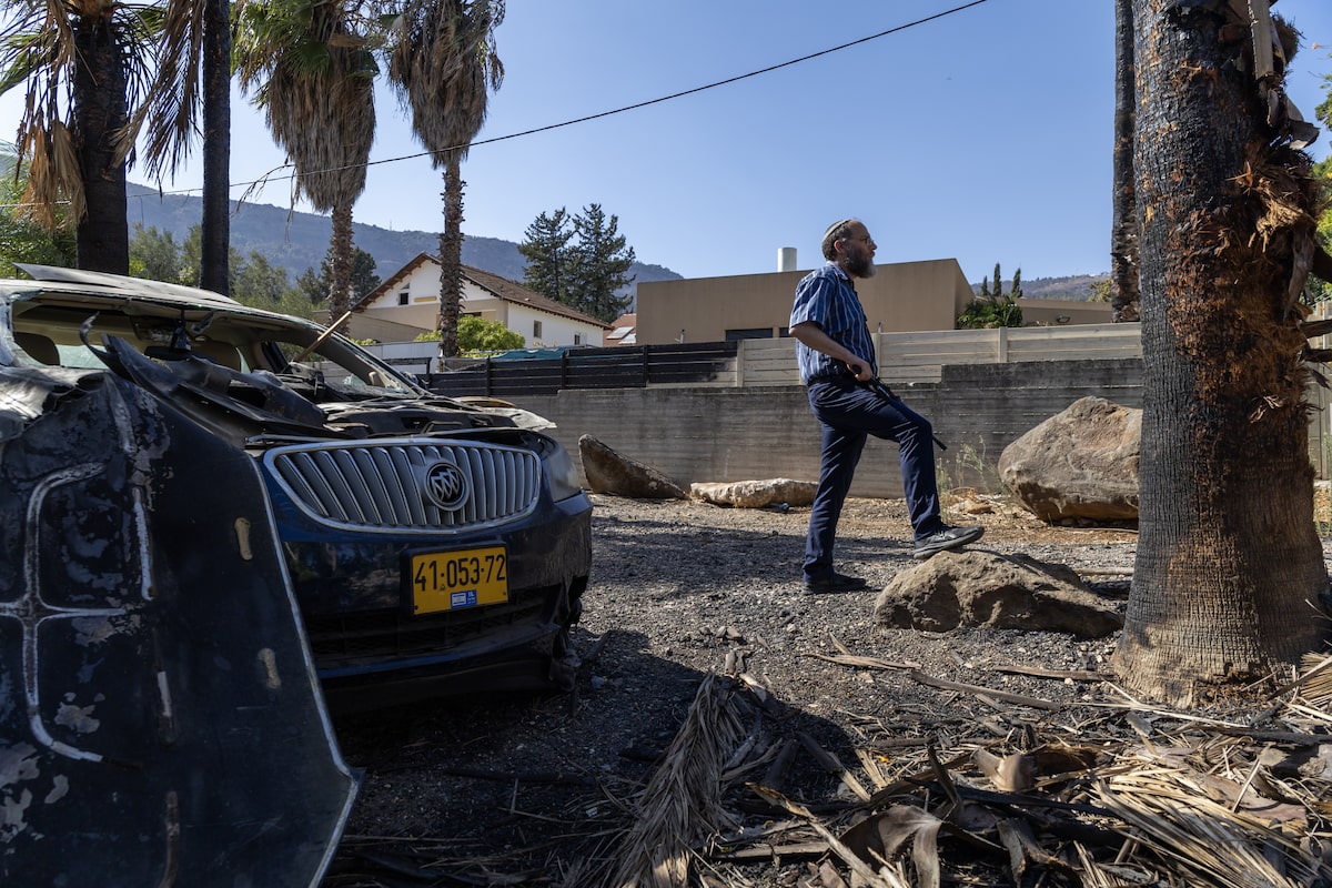 Residents in northern Israeli city of Kiryat Shmona anxiously watch as Hezbollah launches hundreds of rockets [Video]