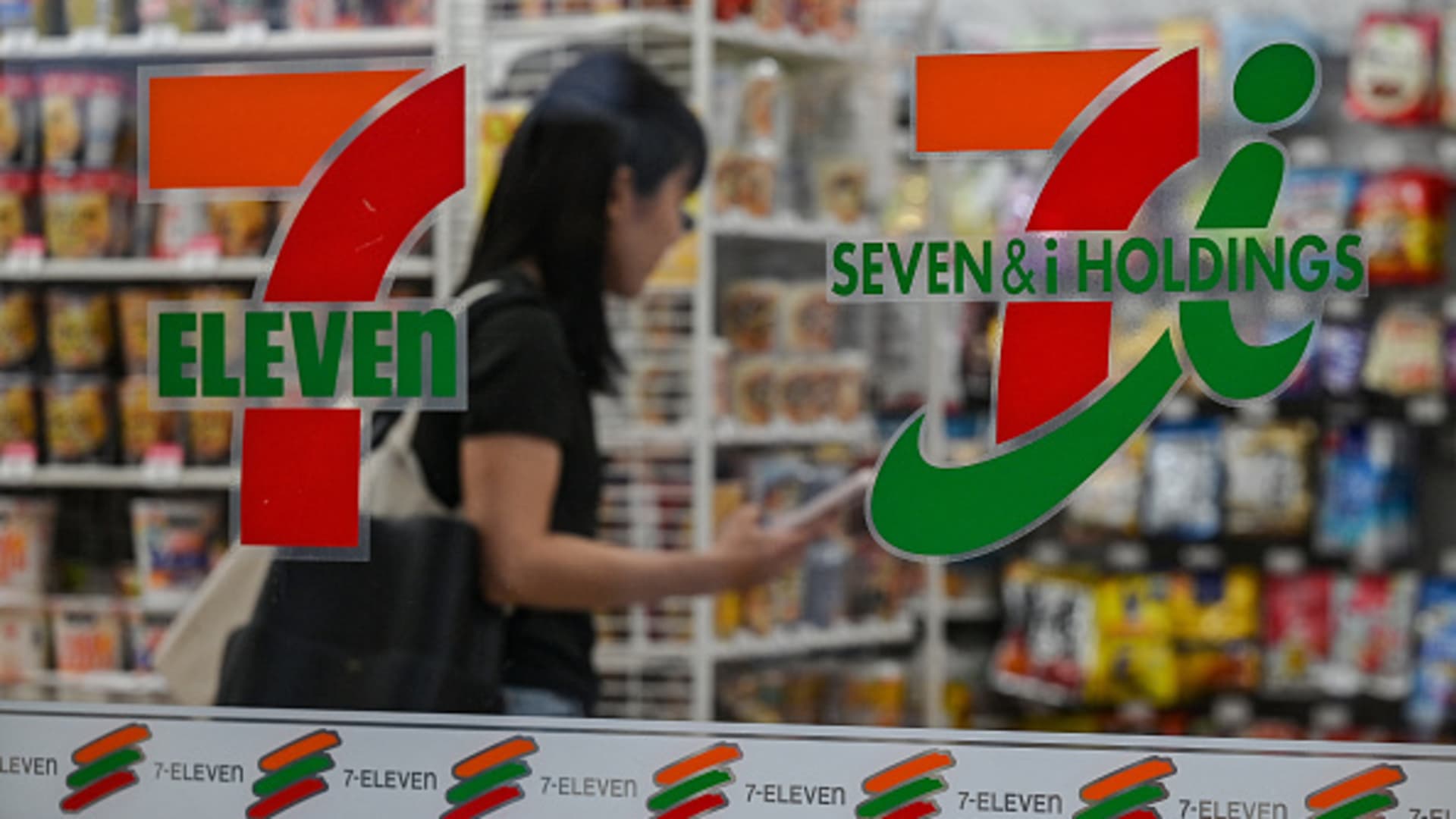 7-Eleven’s parent company cuts full-year earnings forecast [Video]