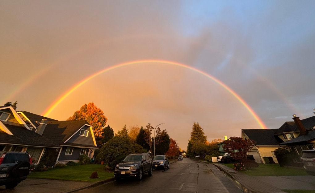 Stunning images capture rainbows, lightning over Metro Vancouver [Video]