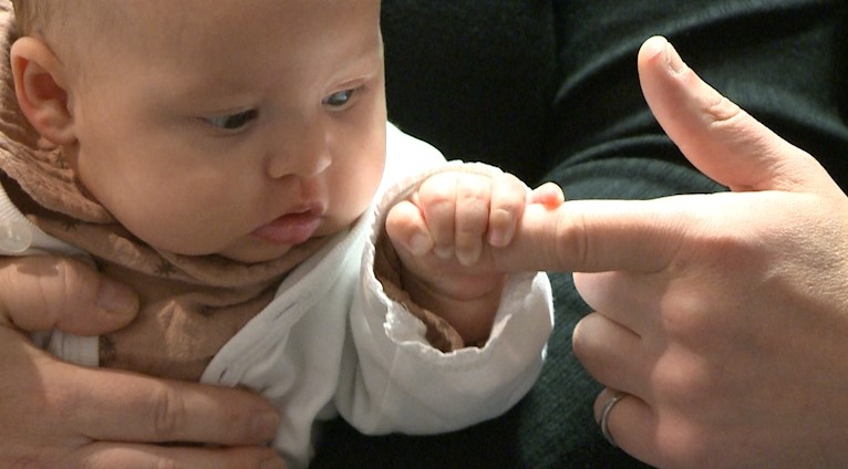 Quebec midwife delivers own baby in groundbreaking participatory C-section [Video]