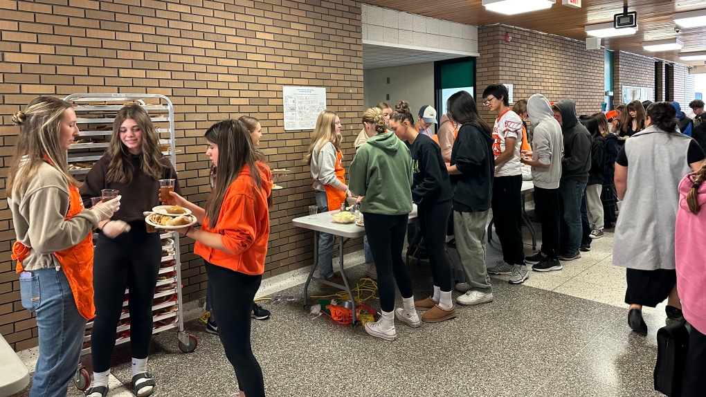 Yorkton high school students take pride in Thanksgiving tradition [Video]