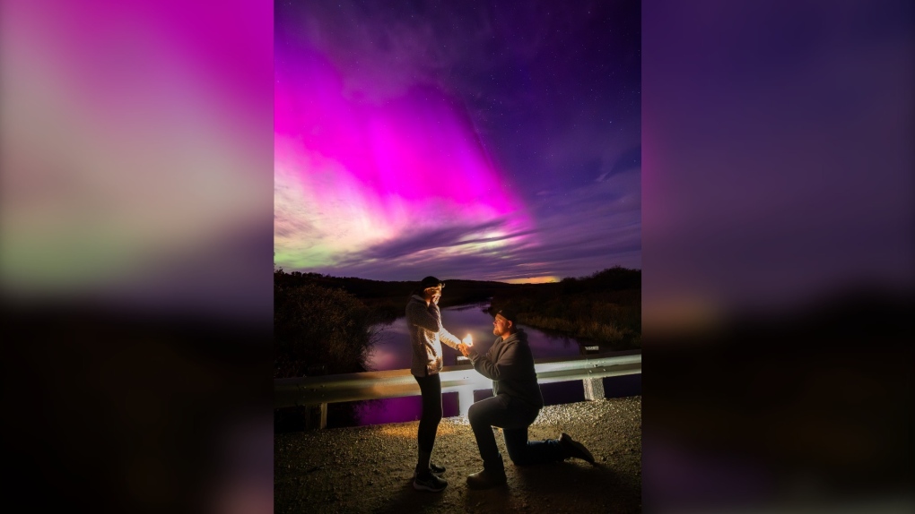 A couple gets engaged under the northern lights in Brandon, MB [Video]