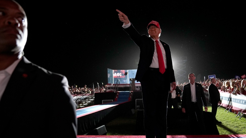 Donald Trump: Man with loaded gun arrested near rally [Video]