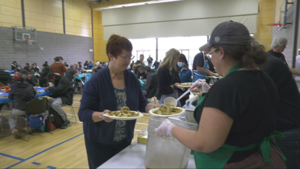 Hundreds eat Edmonton Thanksgiving dinner put on by volunteers [Video]