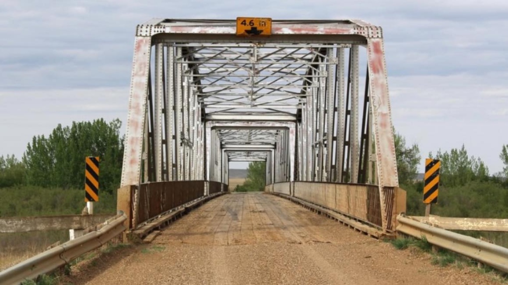 Bindloss, Alta., bridge closed after fire, police investigating [Video]