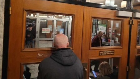 Long lines formed as voters rushed to register for EMSB election amid concerns over process [Video]