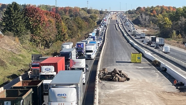 Major crash causes traffic headaches on 401 near Cambridge [Video]