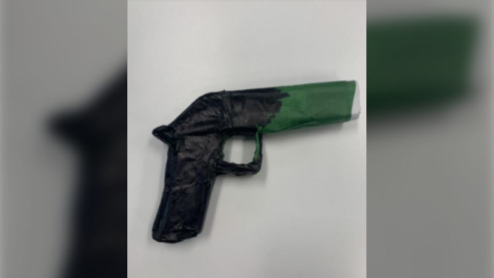 St. Thomas police seize replica handgun [Video]