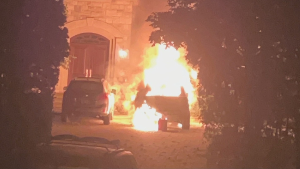 Emile Benamor: Car torched at home of owner of Old Montreal buildings struck by deadly arsons [Video]