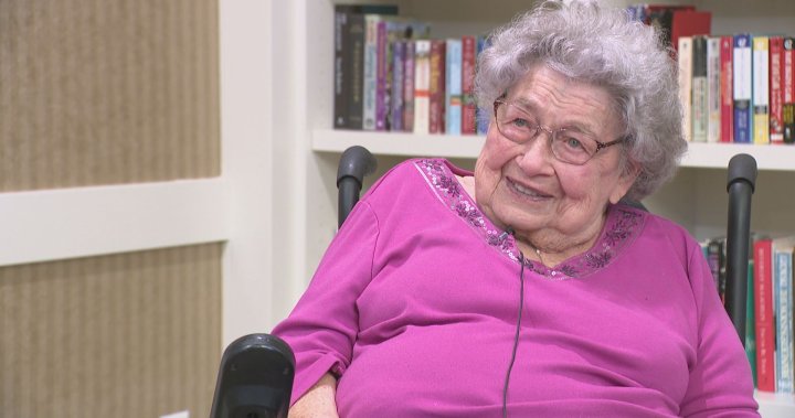 How a 102-year-old woman is defying the odds as a musician, volunteer and more [Video]