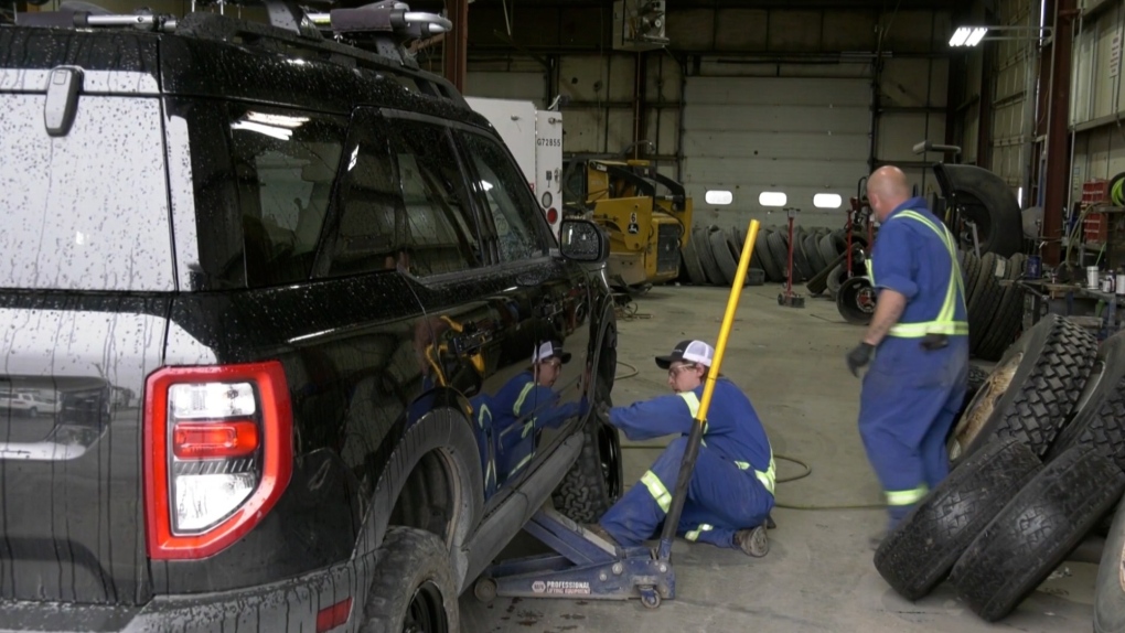 Slight chance of snow in Lethbridge has city crews, tire shops preparing [Video]