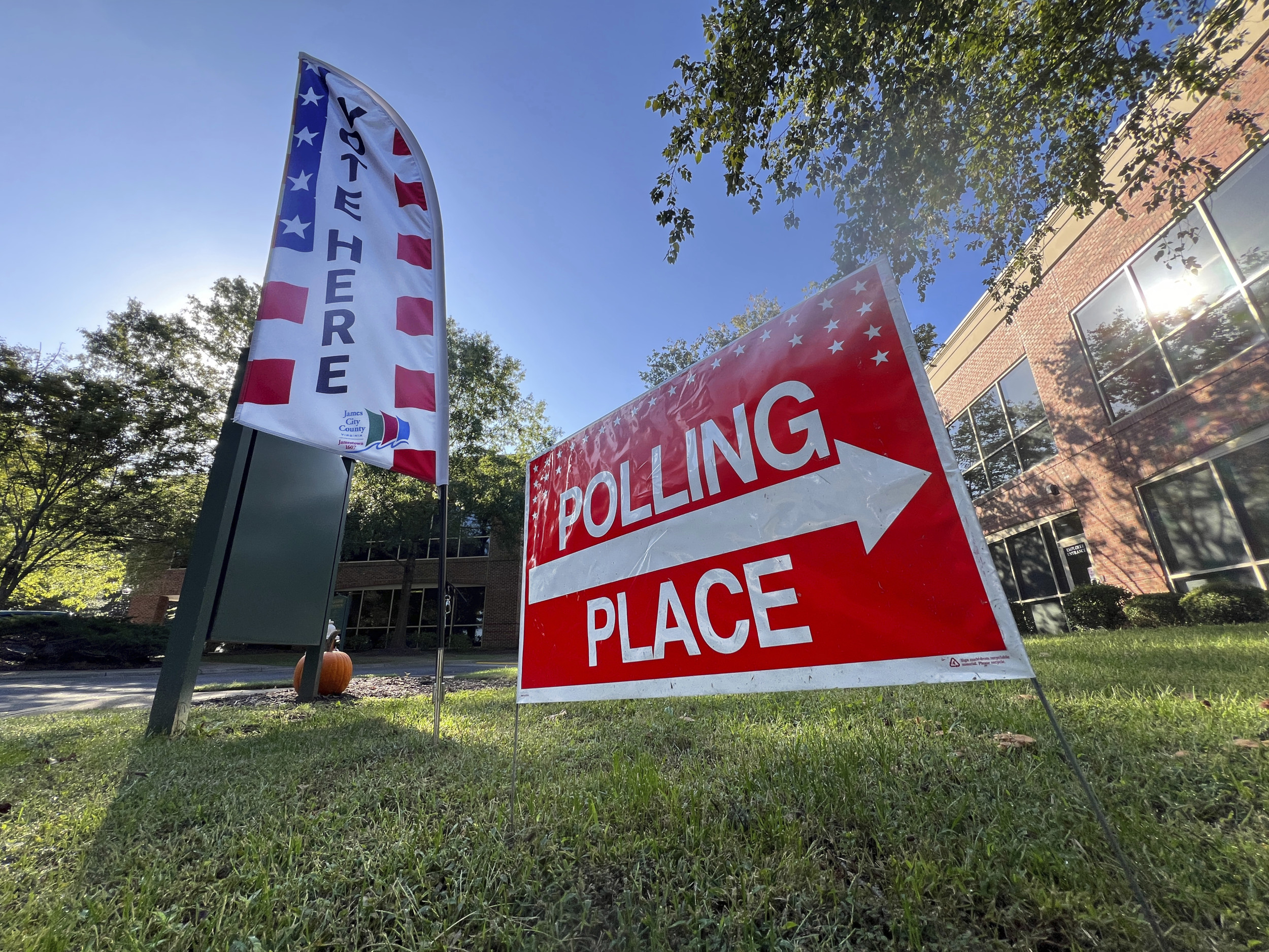 Democrats, Republicans Court Voters Across the Border From Swing States [Video]