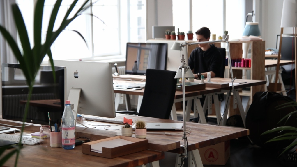 Standing desk health benefits, risks probed in study [Video]