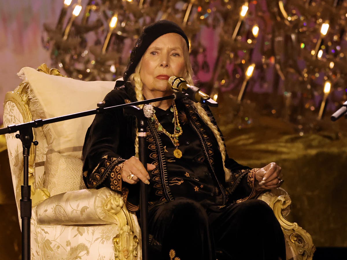 Joni Mitchell launches three-word attack on Trump during rare live performance [Video]