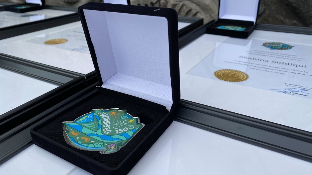 Winnipeggers receive medals for city’s 150th anniversary [Video]