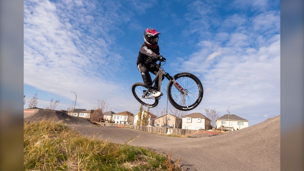 Professional mountain biker attempts new world record in Winnipeg [Video]