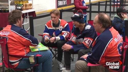 Hundreds of fans line up for Edmonton Oilers autograph session at WEM [Video]