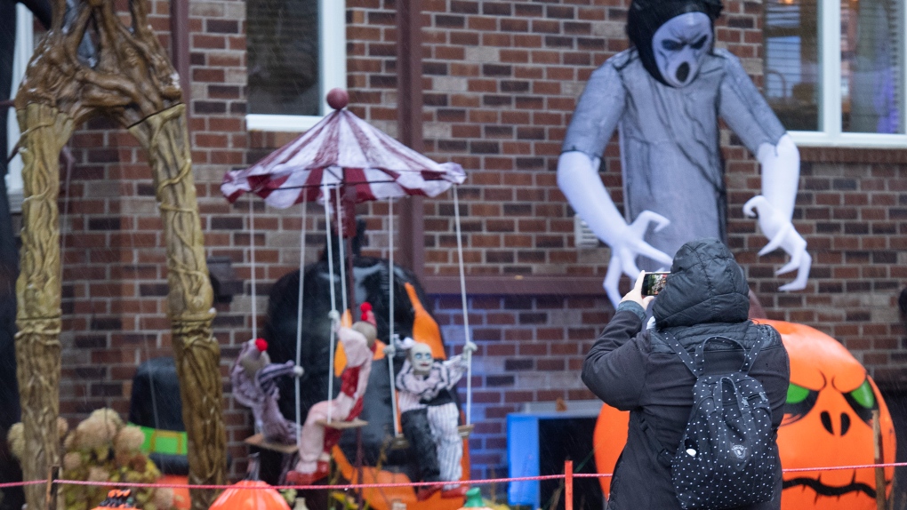 Send us pics of your Montreal-area Halloween displays [Video]