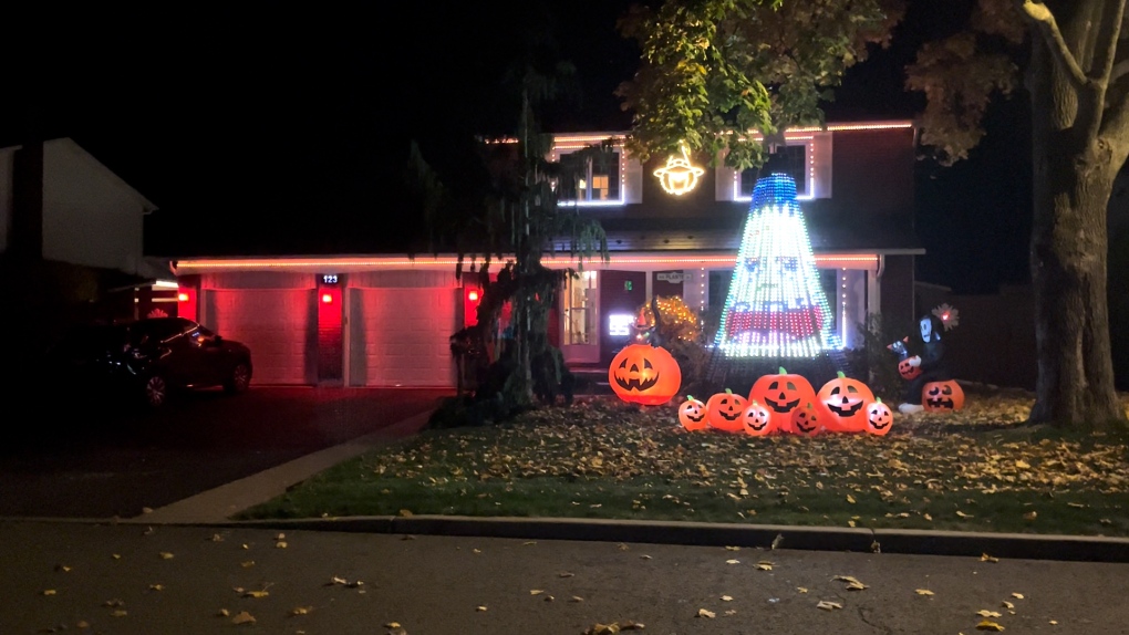 Halloween decorations: Kanata family lights up the neighbourhood [Video]