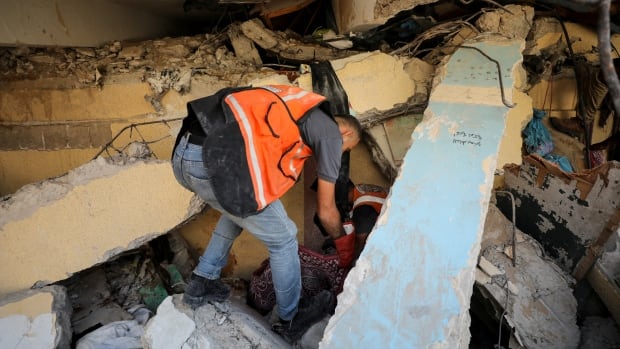 Palestinian emergency workers pull out of northern Gaza, saying IDF is targeting them [Video]