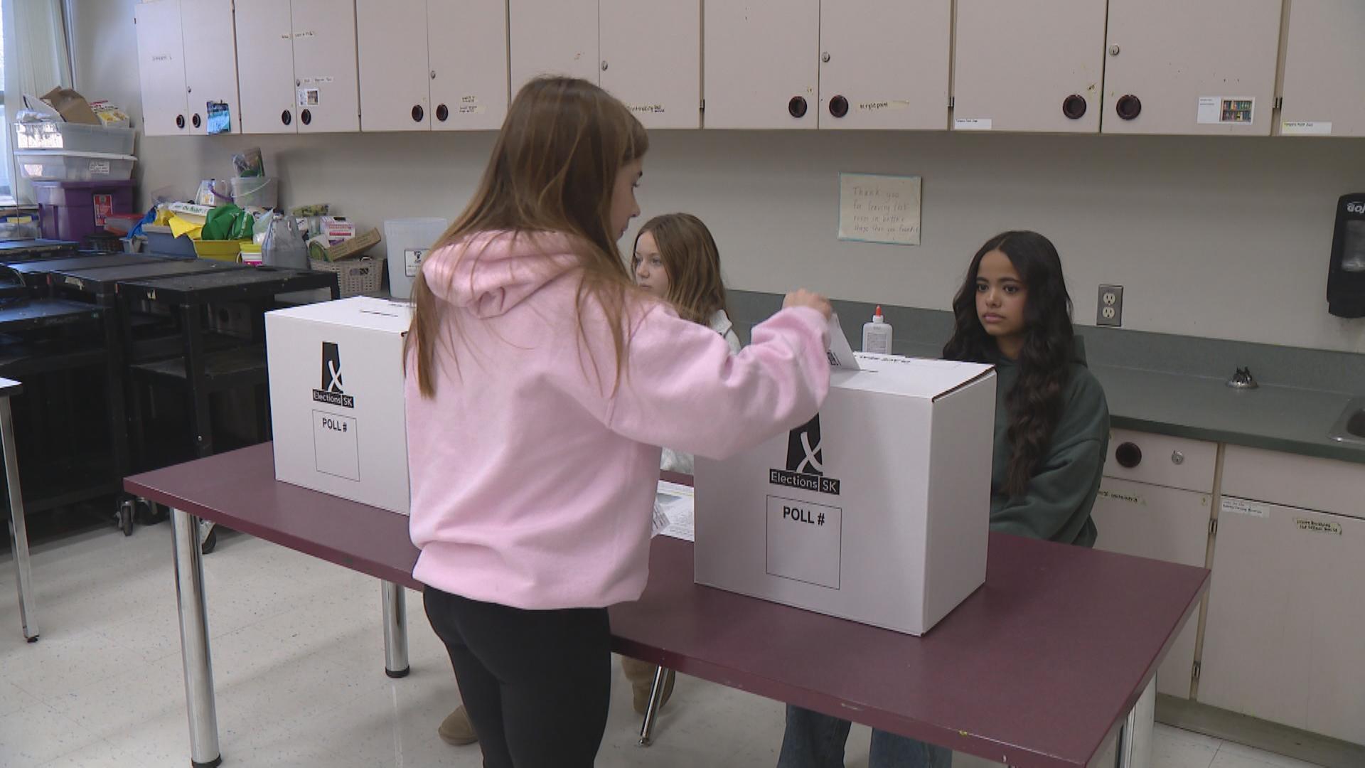 Saskatchewan students to cast their votes in mock provincial election – Saskatoon [Video]