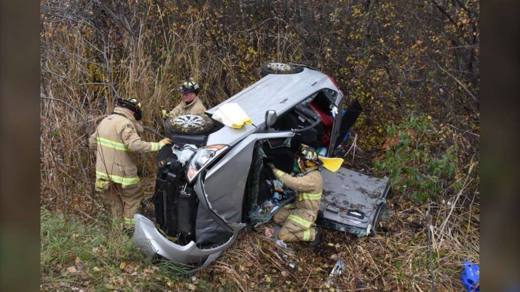 Trapped driver in a vehicle in a ditch safely extricated in Ottawa’s south [Video]