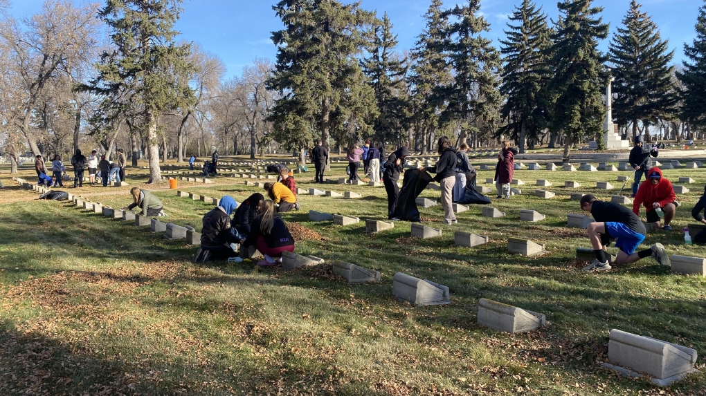 Regina youth clean WW1 veteran headstones ahead of Remembrance Day [Video]