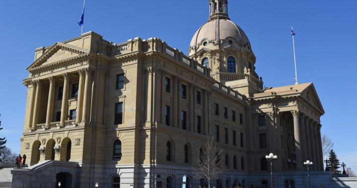 Protesters rally at Alberta legislature ahead of fall session [Video]