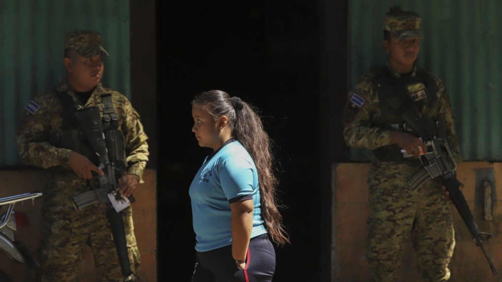 El Salvador soldiers, police fence in suspected gang hideout [Video]