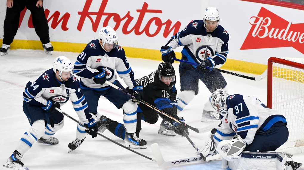 Maple Leafs snap Jets unbeaten streak with 6-4 road win [Video]