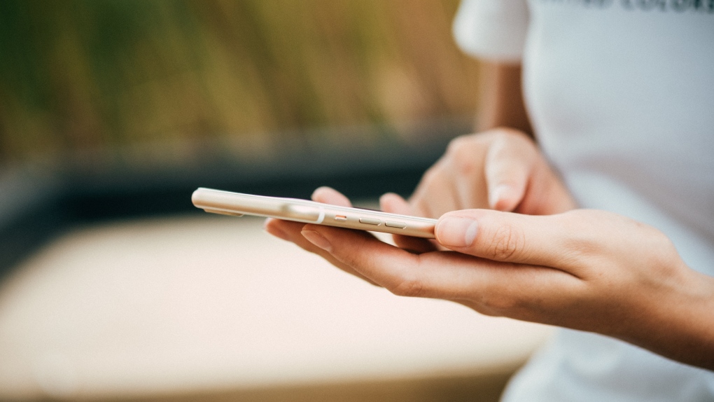 Some Manitoba parents hung up on school cellphone ban [Video]