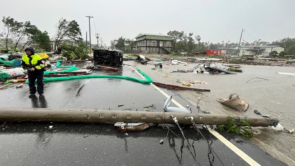 Typhoon Kong-rey makes landfall in Taiwan, kills 1 and hundreds injured [Video]