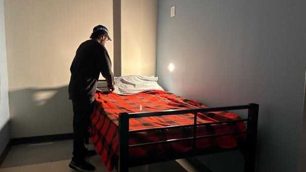 A Montreal shelter is giving people a room of their own: ‘It’s just a sense of dignity’ [Video]