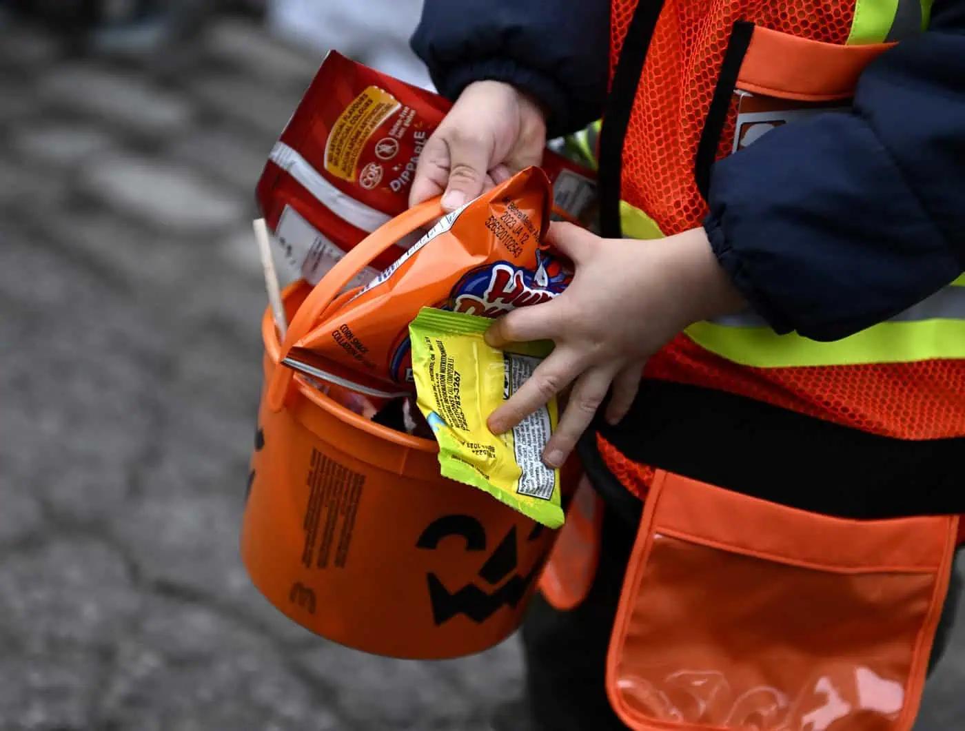 Razor found in northern Ontario child’s Halloween candy: OPP investigating [Video]